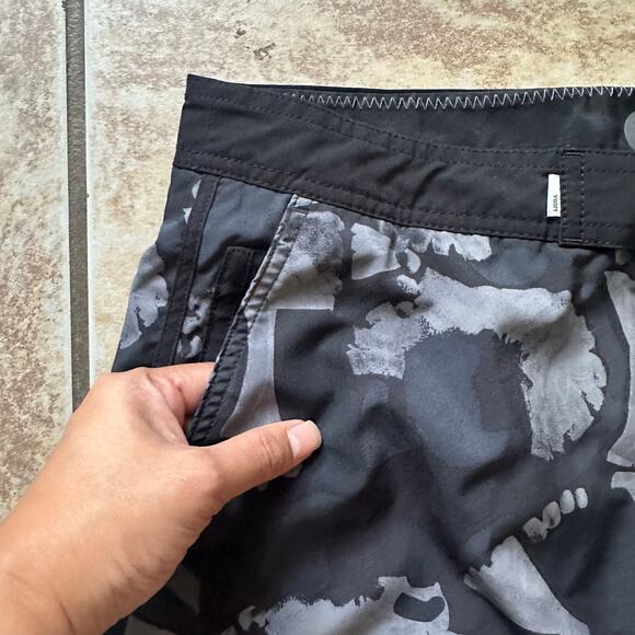 Vuori Cruise Boardshort Black Abstract Men’s Size 38 Unlined 7 1/2 Inseam - Picture 4 of 12